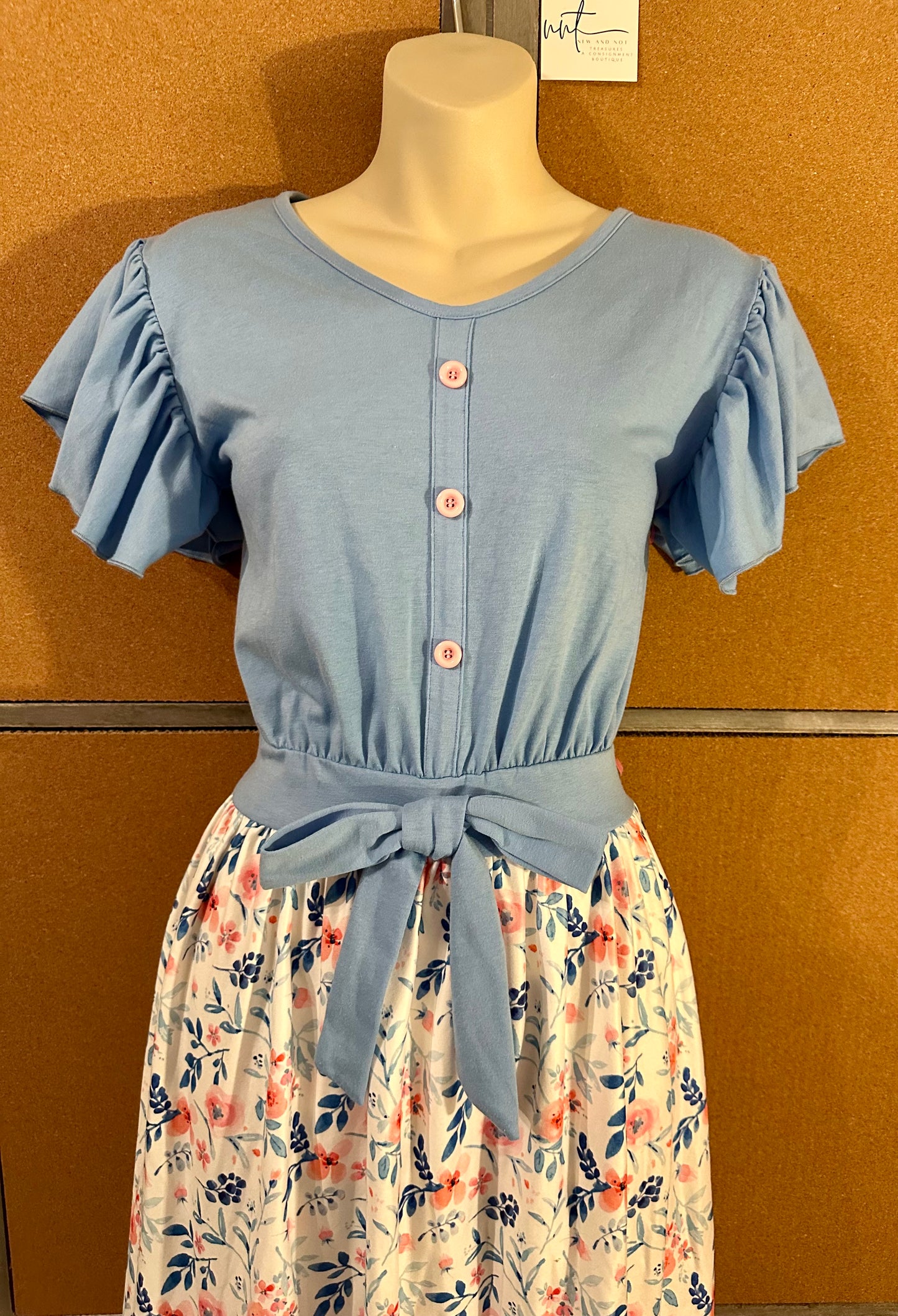 Marie Nicole Blue White Floral Tie-Waist Dress with Flutter Sleeves – Large