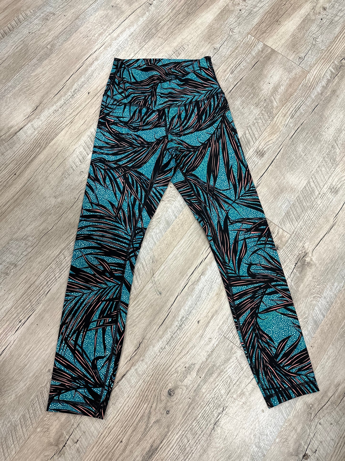 Lululemon Tropical Print Wonder Under Crop in 4