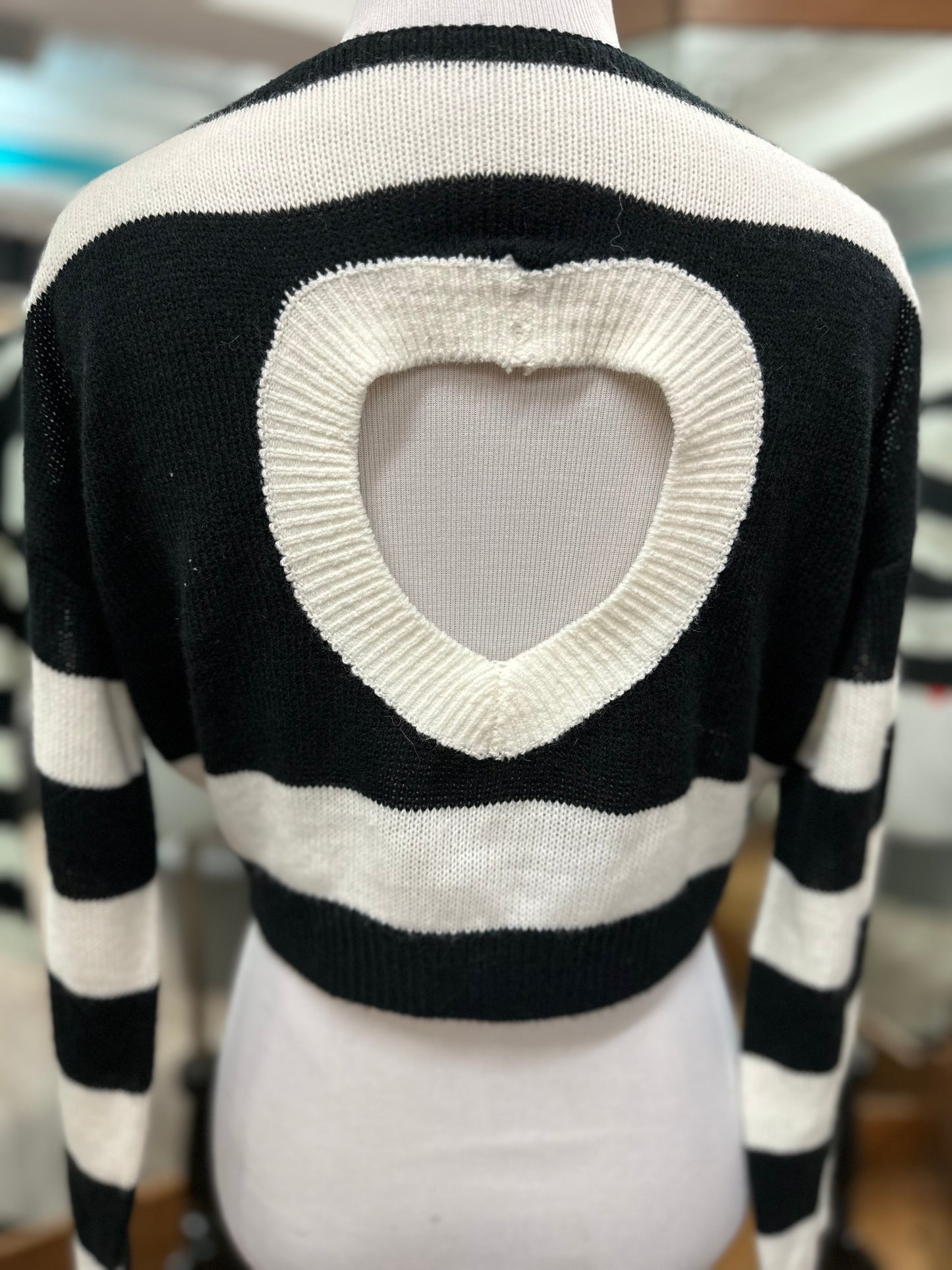 Shien Black and White Cropped Heart Cutout Sweater in L
