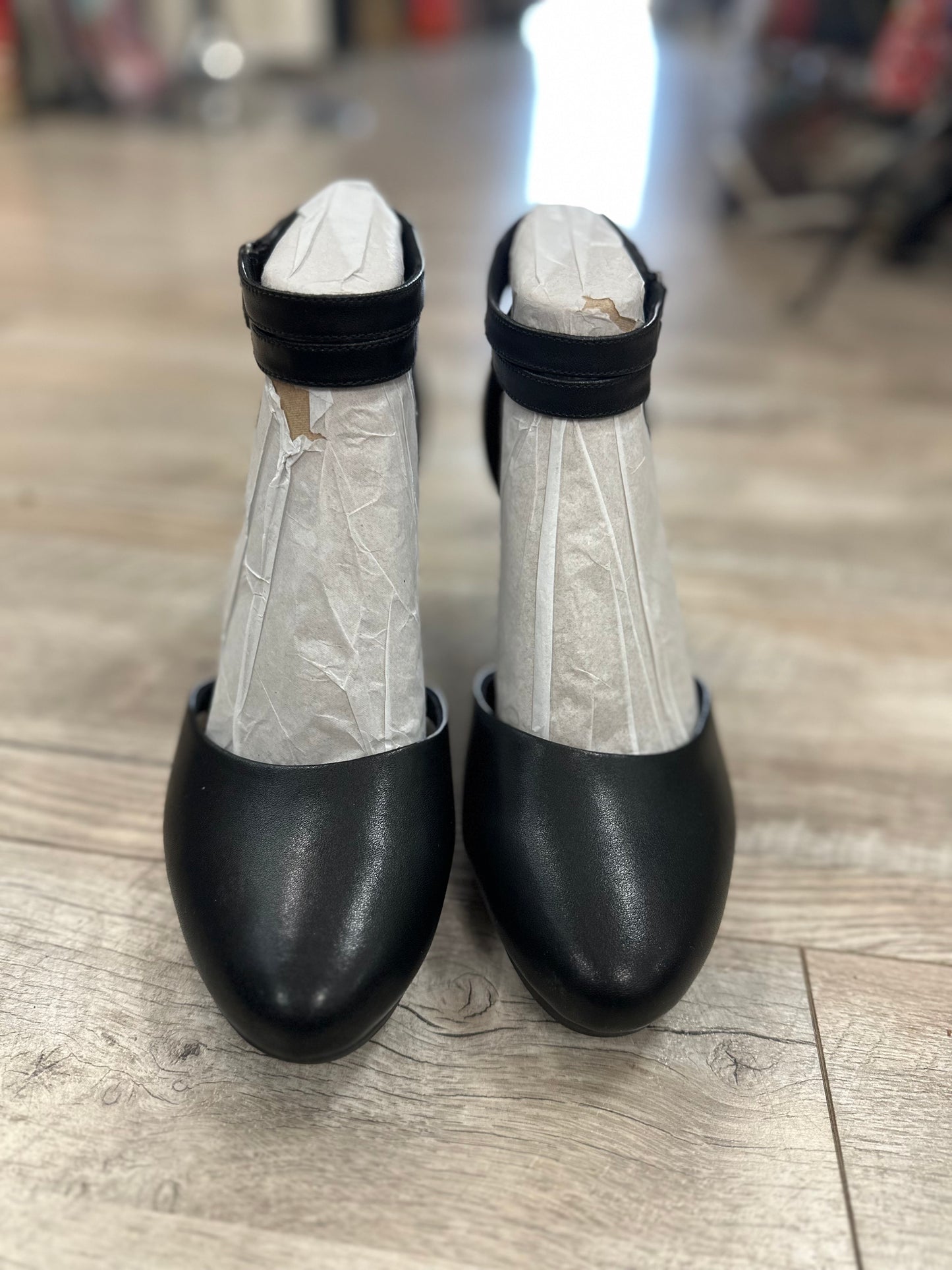 Clarks Black Ambyr Skip Pump in 9.5