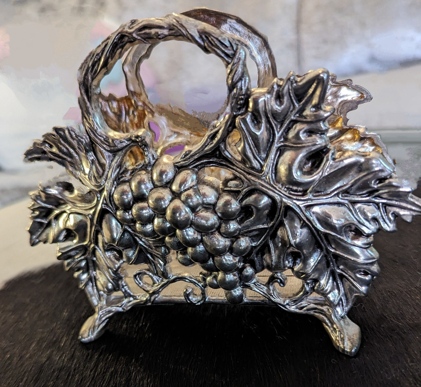 1994 Godinger Silver Plate Napkin Holder in Grapes & Grape Leaves Motif 7x5.25"