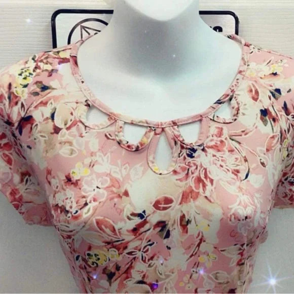 Southern Lady, small pink short sleeve floral dress. Keyhole neckline