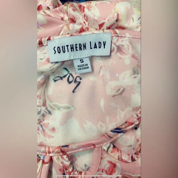 Southern Lady, small pink short sleeve floral dress. Keyhole neckline