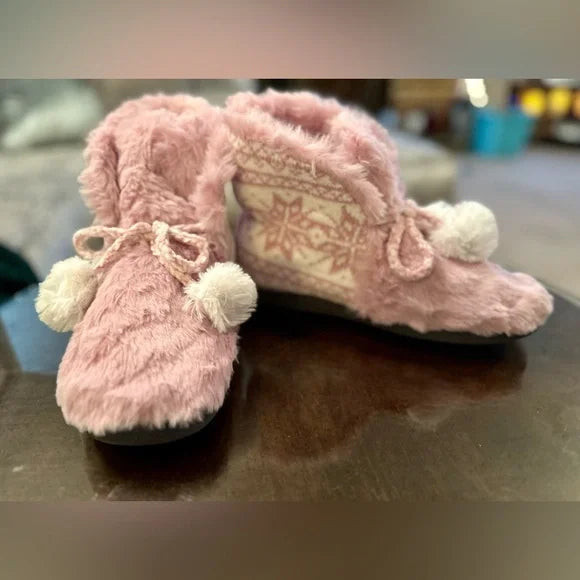 NWT Pink Muk Luks Women's Dana Knit Faux Fur Indoor/ Outdoor Pom Bootie Slipper