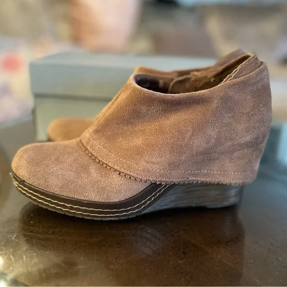 DR. Scholls Booties Wedge Heel Zipper Ankle Boots Shoe 7.5 Light Brown Suede