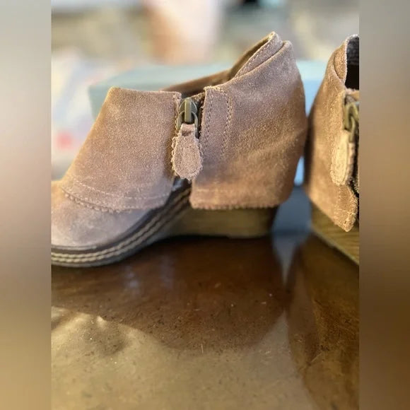 DR. Scholls Booties Wedge Heel Zipper Ankle Boots Shoe 7.5 Light Brown Suede