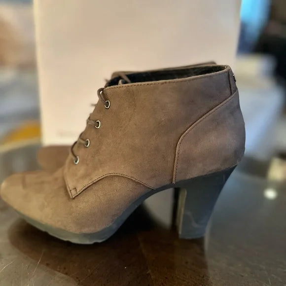 BANDOLINO GARETT Brown Suede Leather Lace Up Round Toe Bootie Sz. 8M
