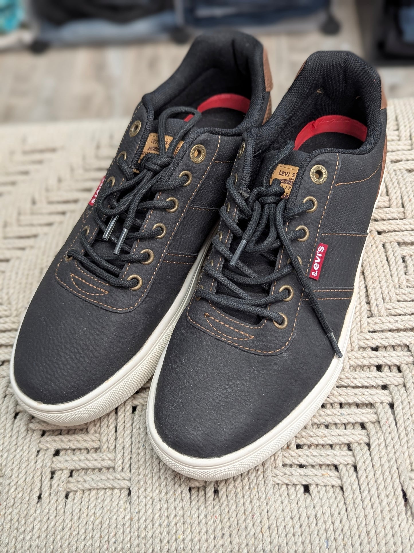 LEVIS Men's Size 9.5 Casual Sneakers EUC