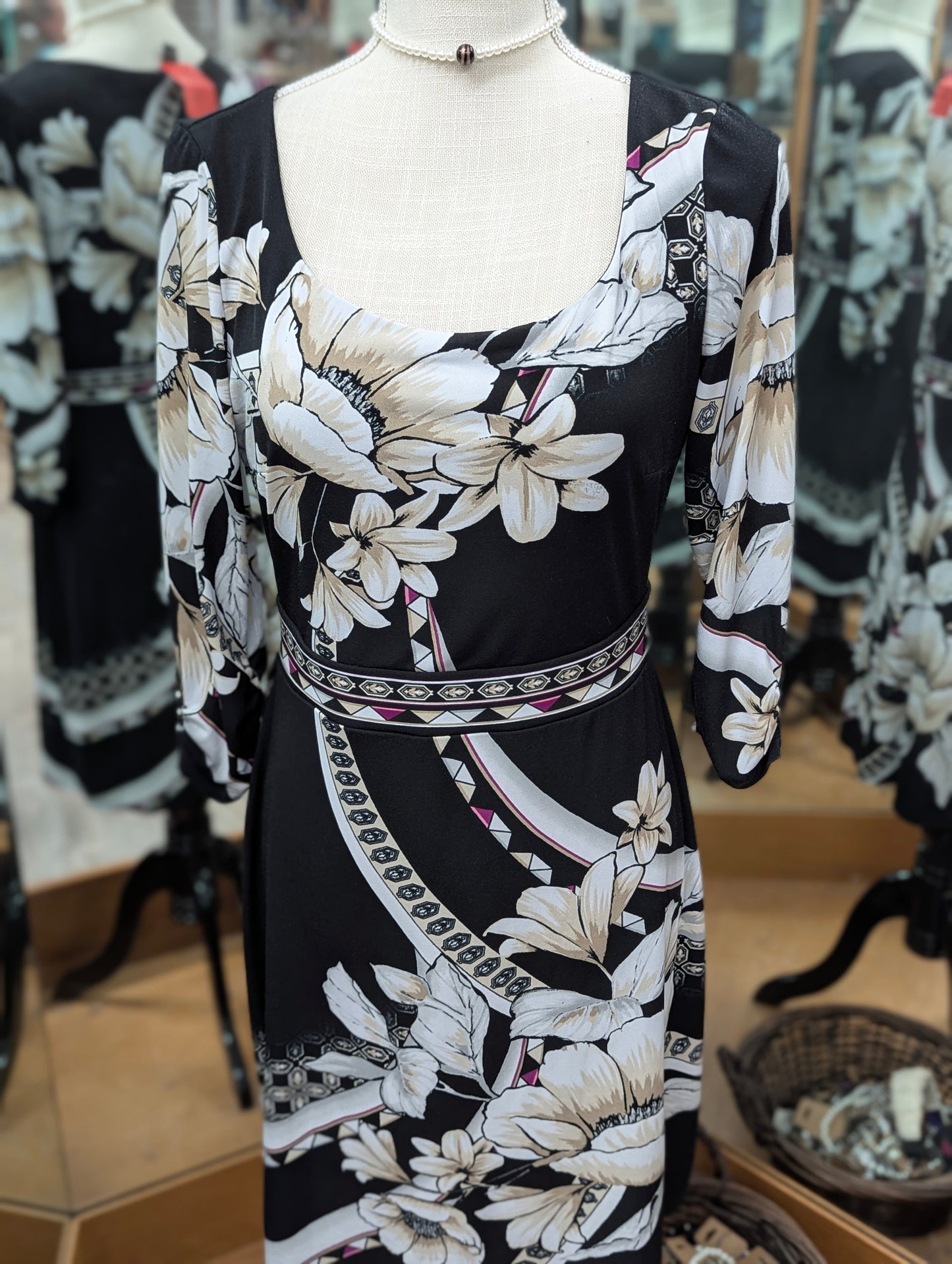 EUC Women's WHITE HOUSE BLACK MARKET Size Small