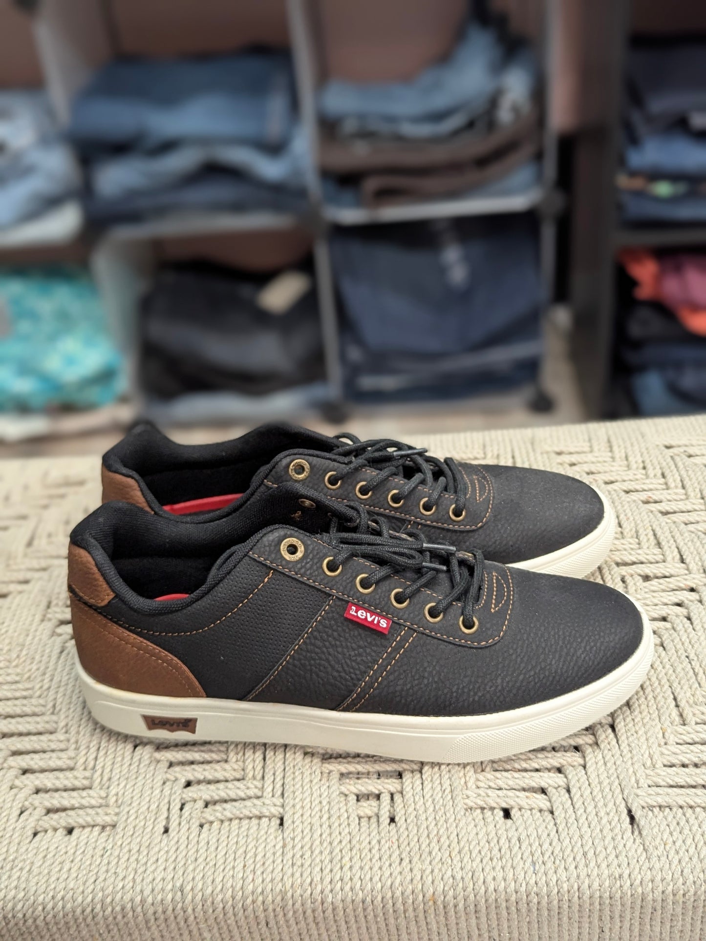 LEVIS Men's Size 9.5 Casual Sneakers EUC