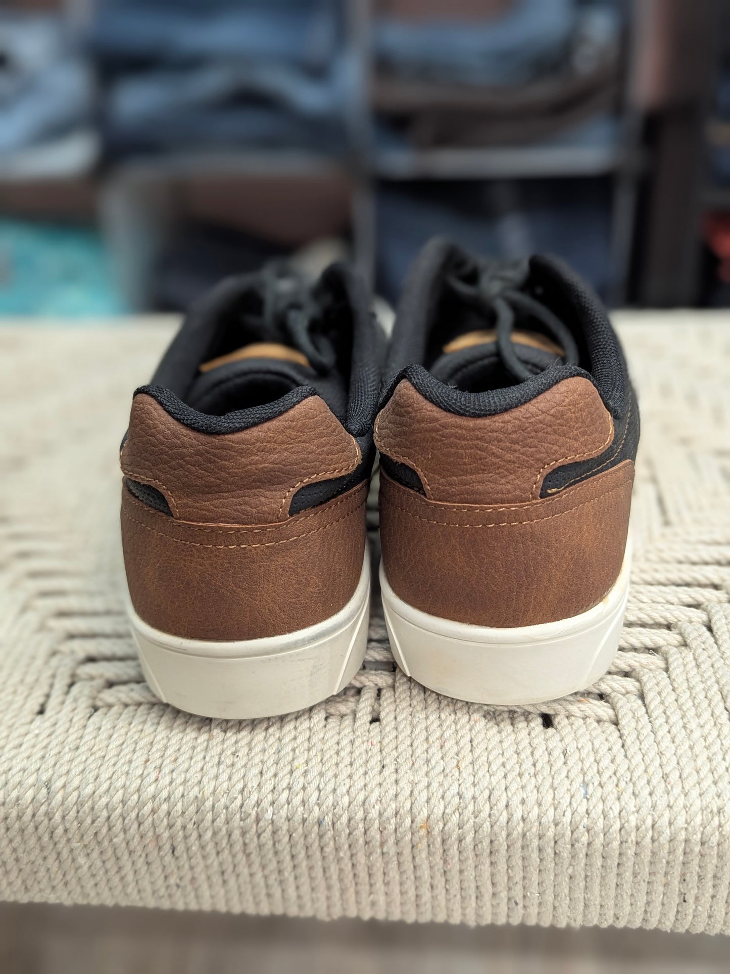 LEVIS Men's Size 9.5 Casual Sneakers EUC