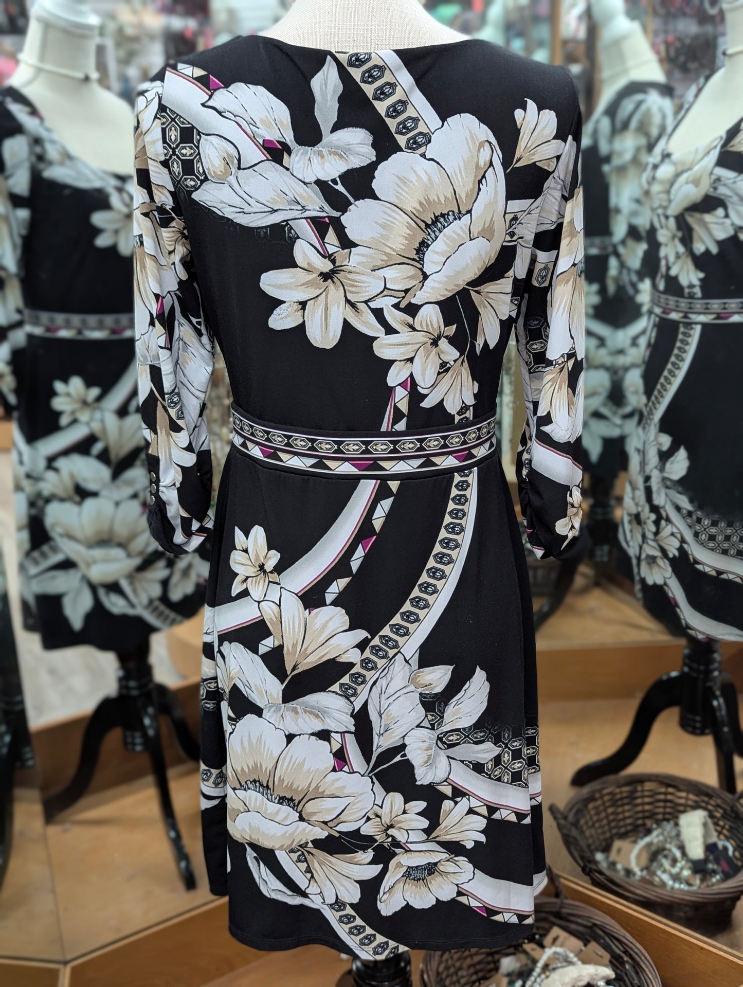 EUC Women's WHITE HOUSE BLACK MARKET Size Small