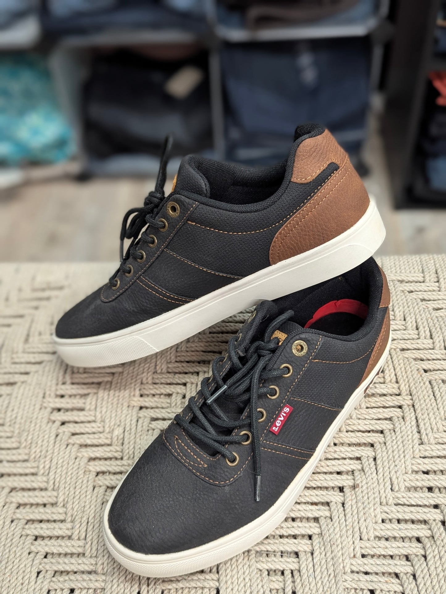 LEVIS Men's Size 9.5 Casual Sneakers EUC