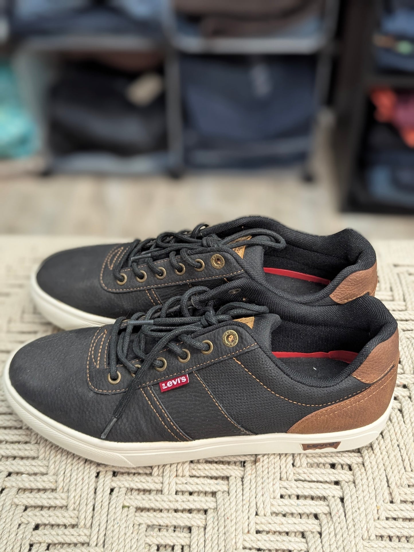 LEVIS Men's Size 9.5 Casual Sneakers EUC
