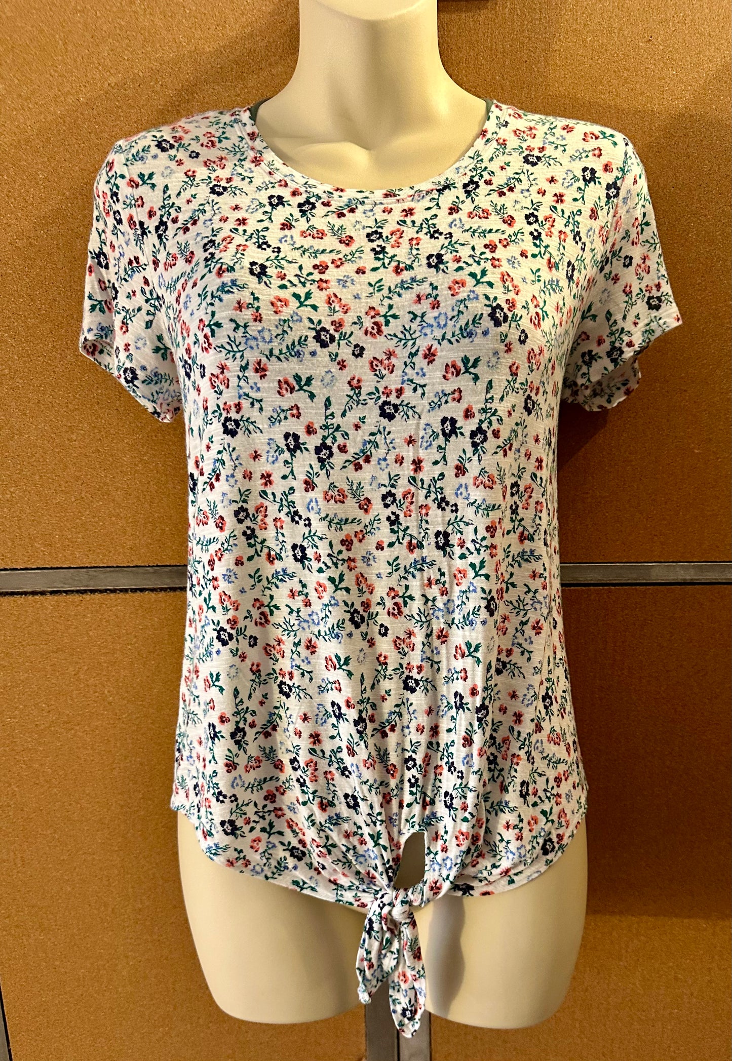 SO White Floral Tie Front Short Sleeve Tee Shirt Women’s Size Small