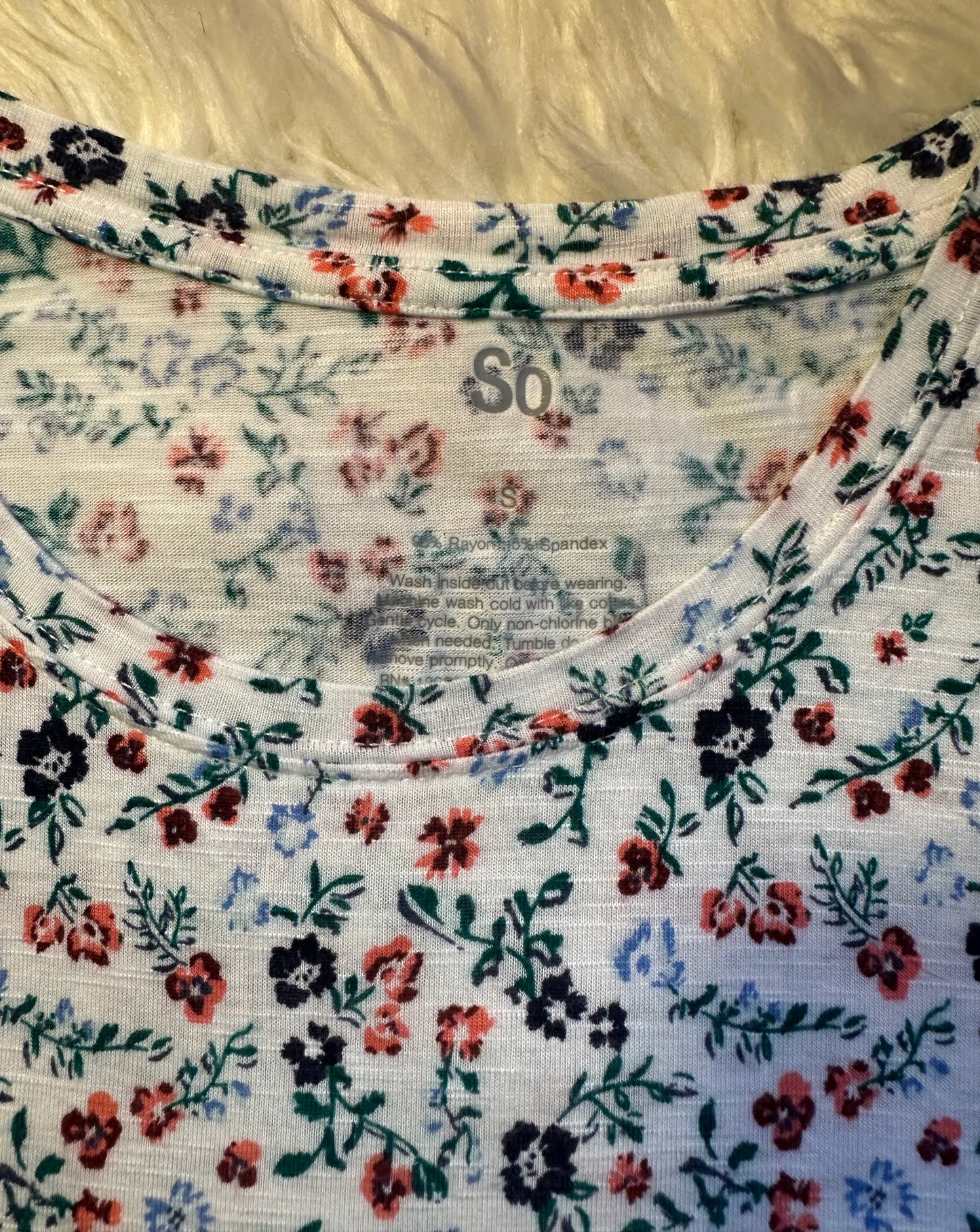 SO White Floral Tie Front Short Sleeve Tee Shirt Women’s Size Small