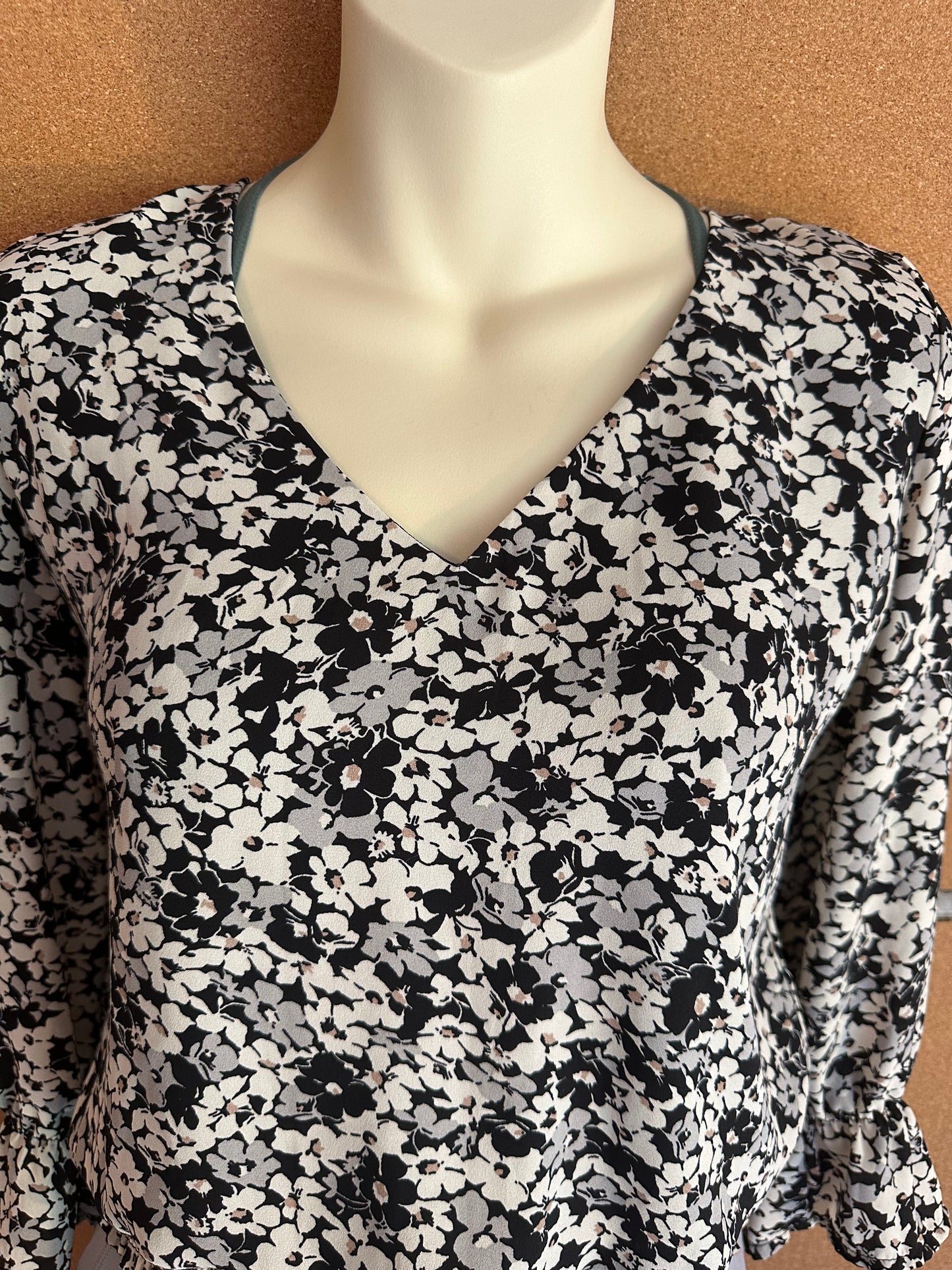 Philosophy Black White Floral V-Neck Blouson Sleeve Smocked Waist Women’s Small