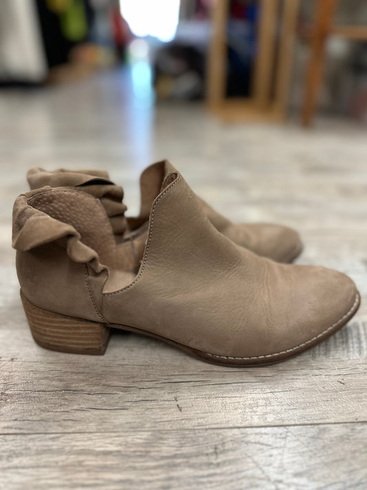 Seychelles Ruffled Ankle Booties in 7.5