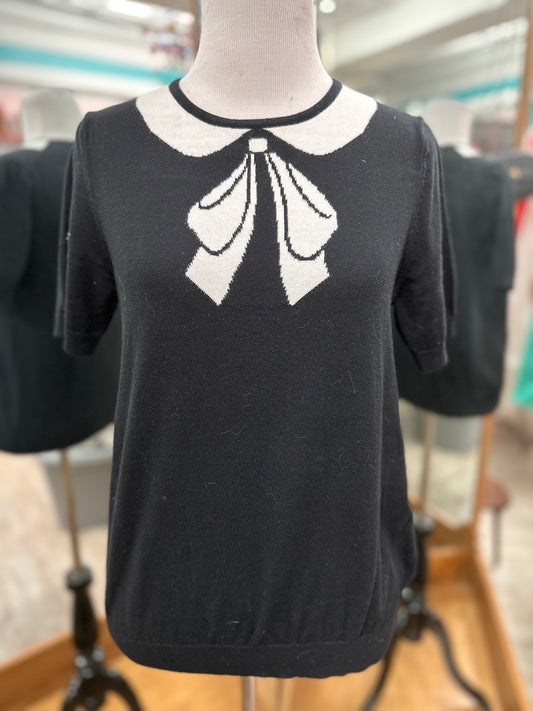 Cece White Bow Black Short Sleeve Knit Top in S