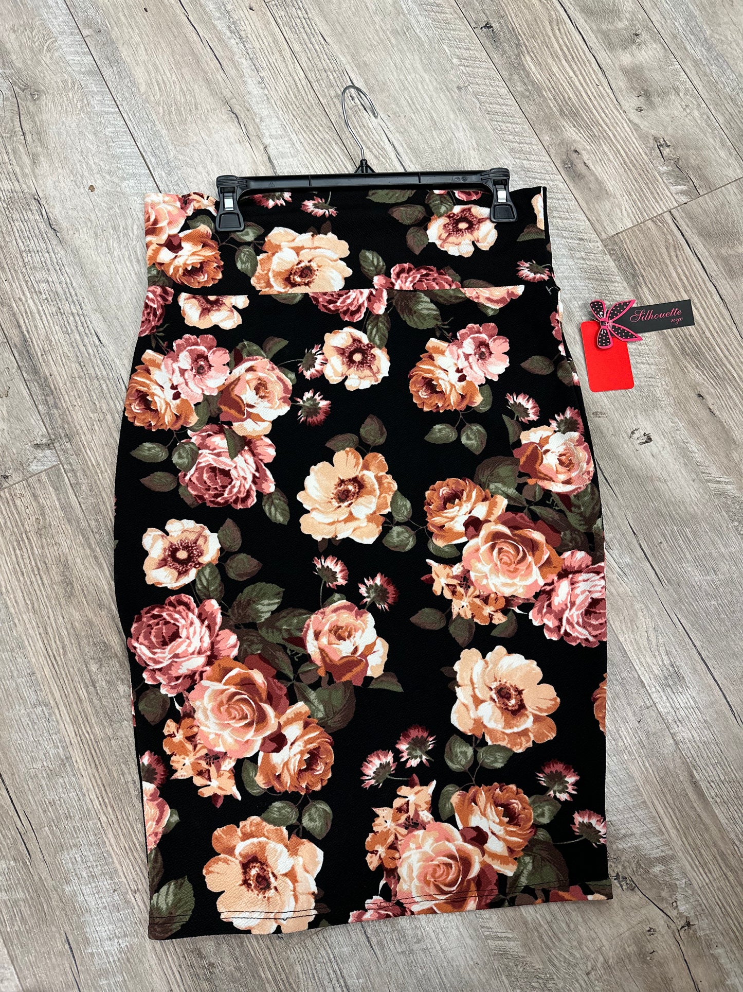 Silhouette Black Rose Print Skirt in XL