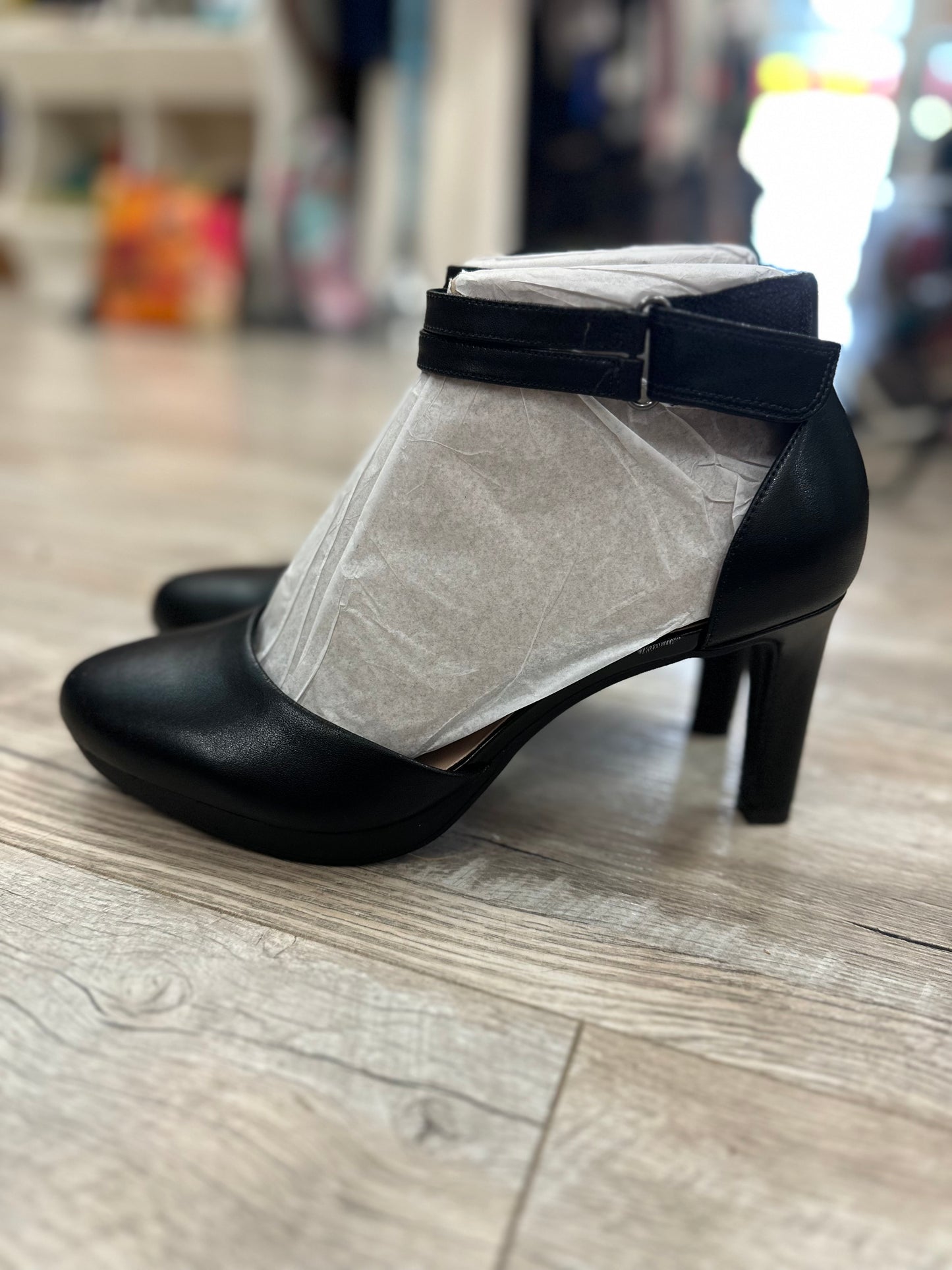 Clarks Black Ambyr Skip Pump in 9.5