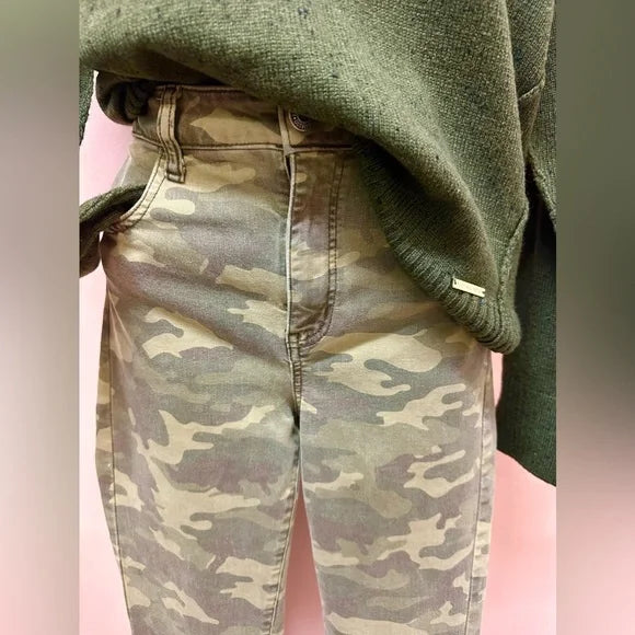 American Eagle Super Stretch High Rise Jegging, size 10. Green Camo, GUC