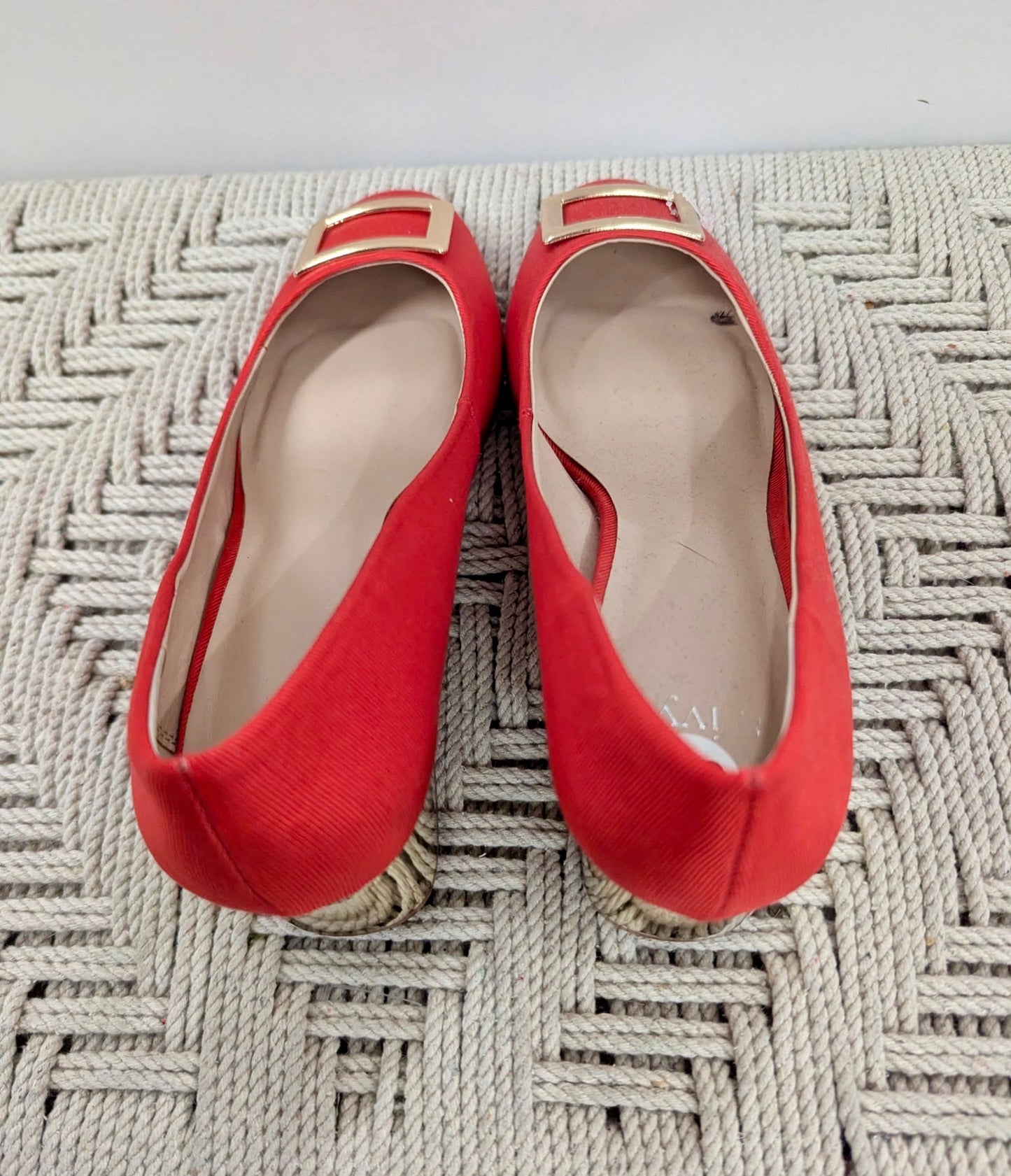 Crown & Ivy Beckie Pump in Coastal Red and Gold Heel Buckle Size 8.5.