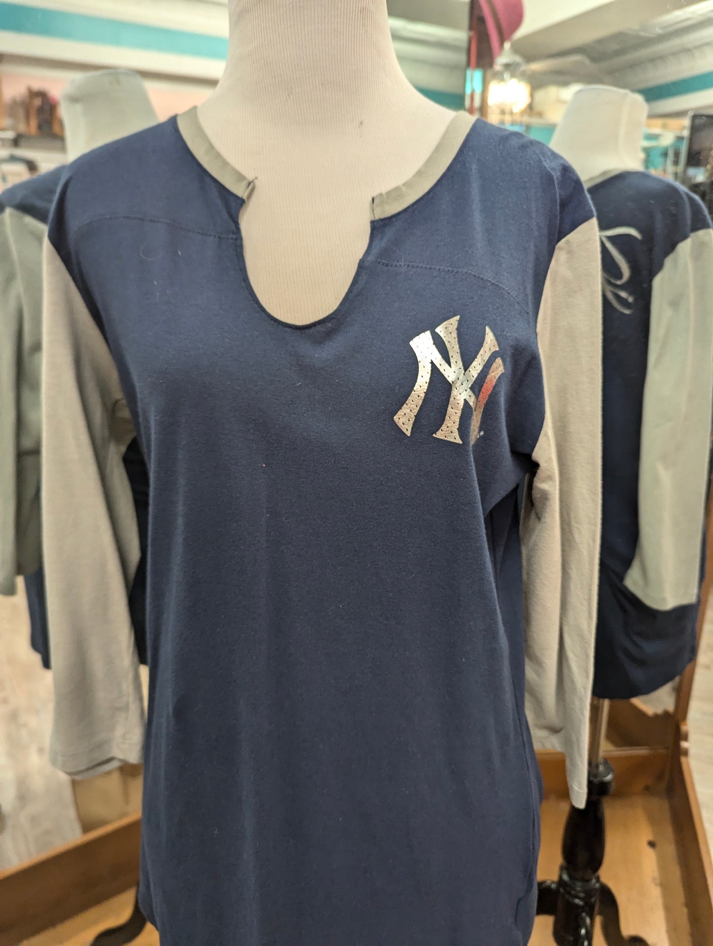 NWT Women's NY Yankees Top,Sz Large.