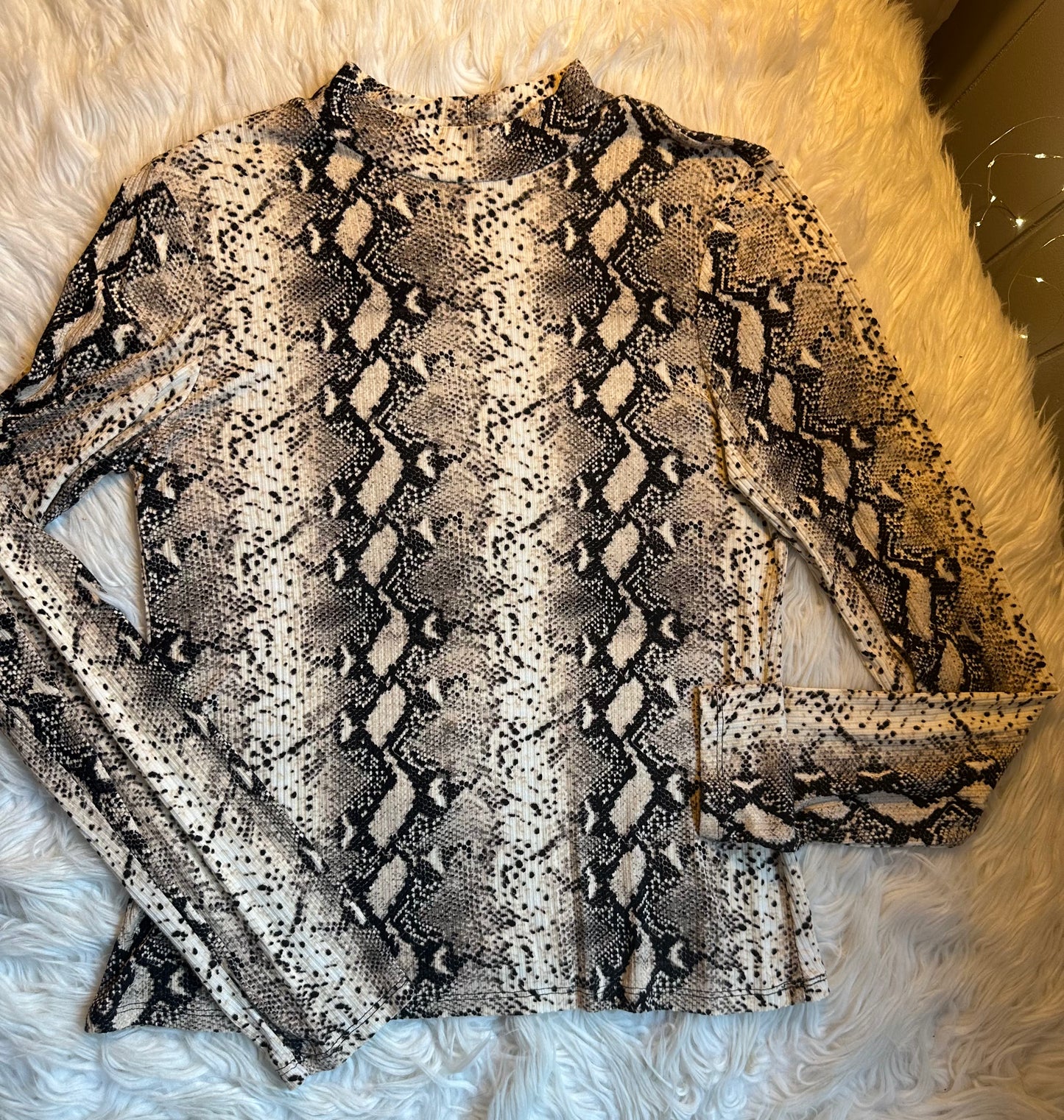 Love Streak Snake Print Ribbed Mock Neck Top Rayon Blend Long Sleeve Size Large