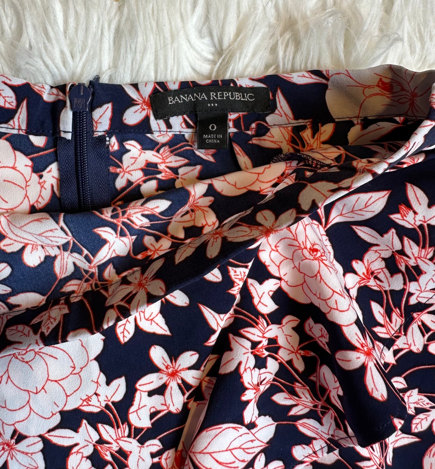 Banana Republic Navy White Floral Knee Length Skirt Ruffle Detail Size 0 EUC